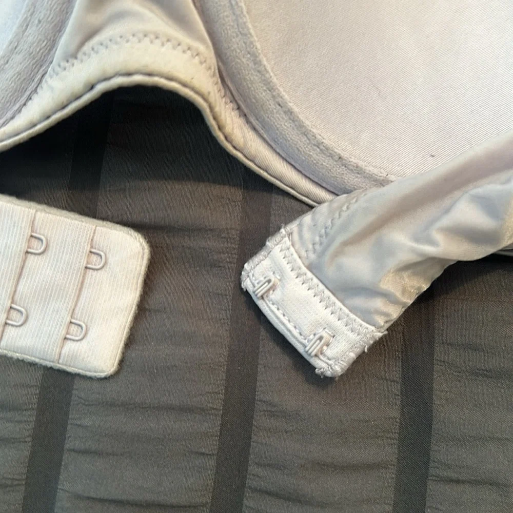 Victoria secret gray bra. - Picture 4 of 6